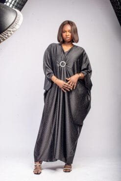 Robe longue noire satinée illuminée de strass fines
