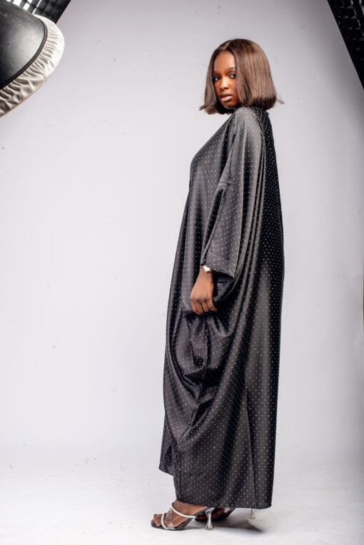 Robe longue noire satinée illuminée de strass fines – Image 2