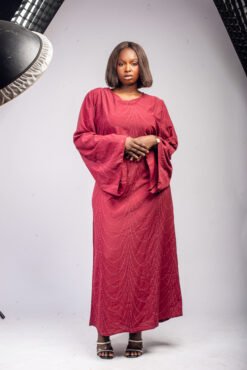 Robe longue fluide bordeaux ornée de strass fines