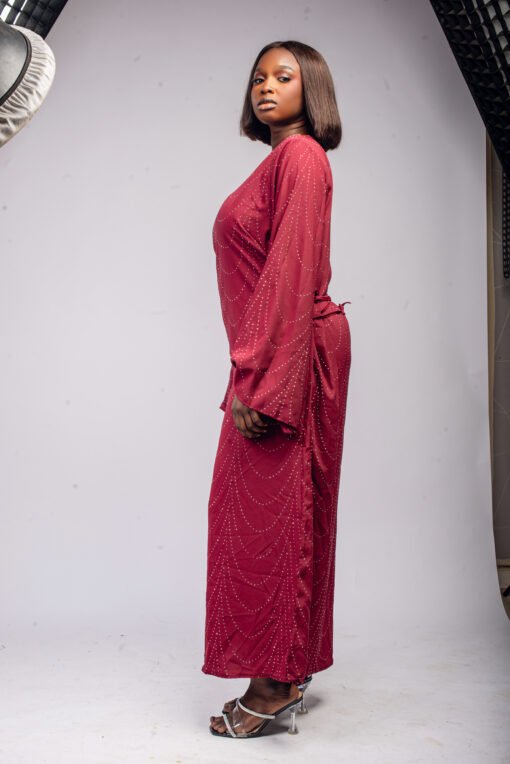 Robe longue fluide bordeaux ornée de strass fines – Image 2