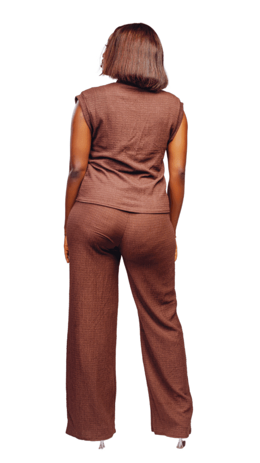 Ensemble marron texturé top sans manches à boutons dorés – Image 4